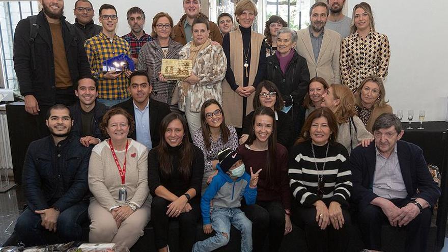 Foto de grupo de los participantes con la rectora de la Universidad de Navarra, María Iraburu, en el centro