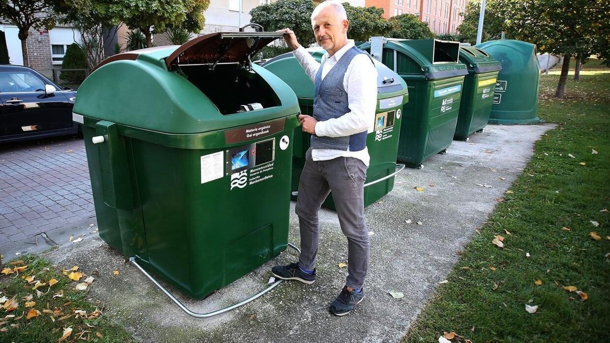 Campión mostrando la apertura del contenedor con tarjeta electrónica.