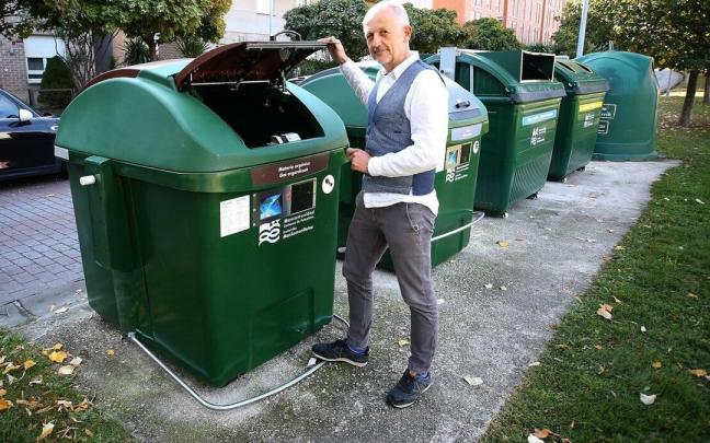 Campión mostrando la apertura del contenedor con tarjeta electrónica.