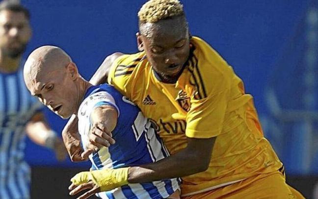 Guridi intenta llevarse el balón en una disputa con Nwakali durante el Alavés-Ponferradina. Guridi intenta llevarse el balón en una disputa con Nwakali durante el Alavés-Ponferradina.