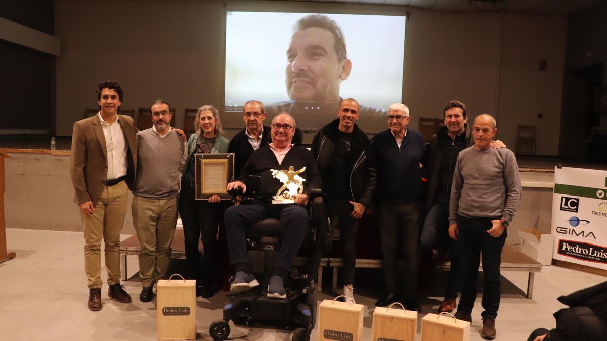 Los organizadores, amigos de Unzué (Puñal y Arozarena) y el tudelano Ángel Álava posaron juntos