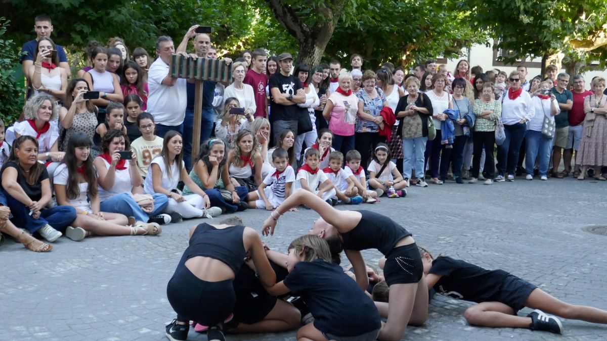 Un grupo de txikis bailó varias coreografías tras el cohete.