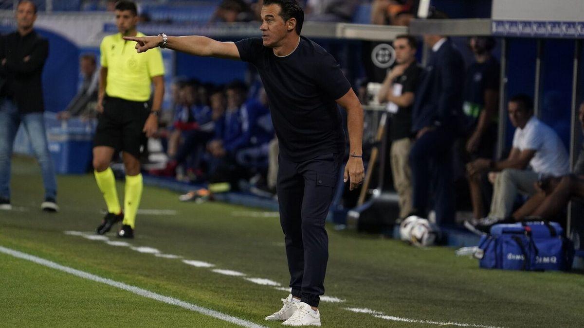 Luis García da instrucciones durante el partido contra el Mirandés