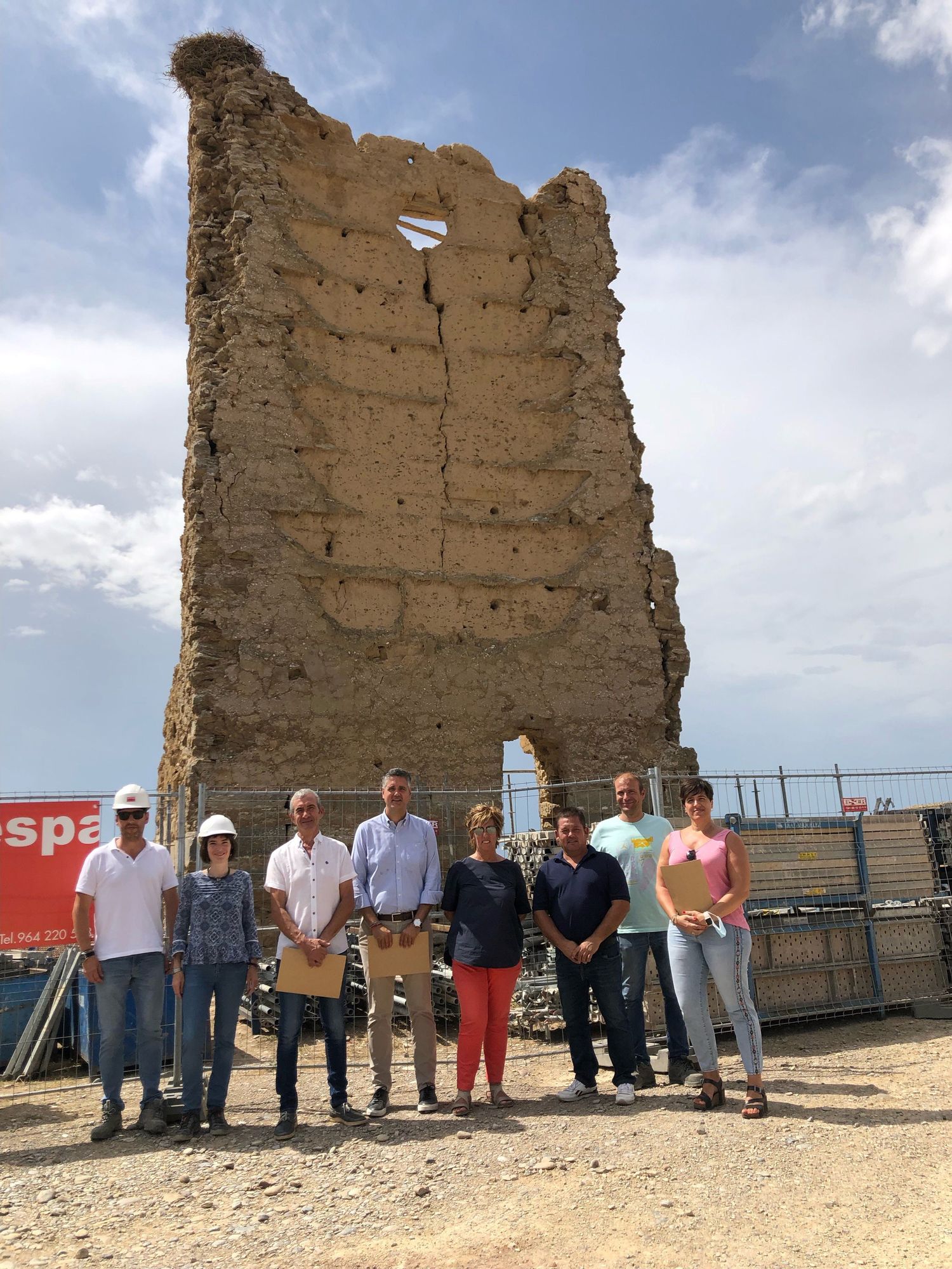 El director general de Cultura, Ignacio Apezteguía, y el alcalde de Valtierra, Manuel Resa, junto a autoridades, representantes de la empresa que ha realizado las obras y responsables del Servicio de Patrimonio Histórico