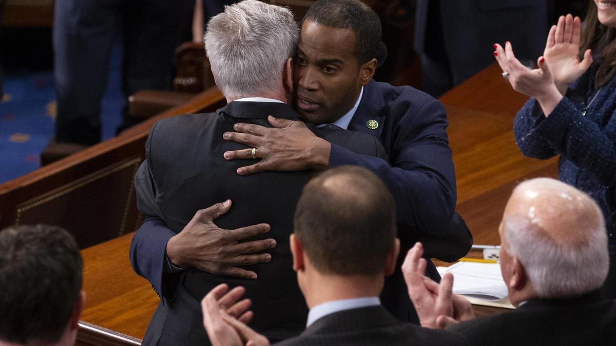 El congresista republicano John James abraza al candidato Kevin McCarthy
