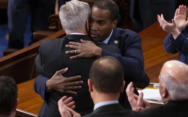 El congresista republicano John James abraza al candidato Kevin McCarthy