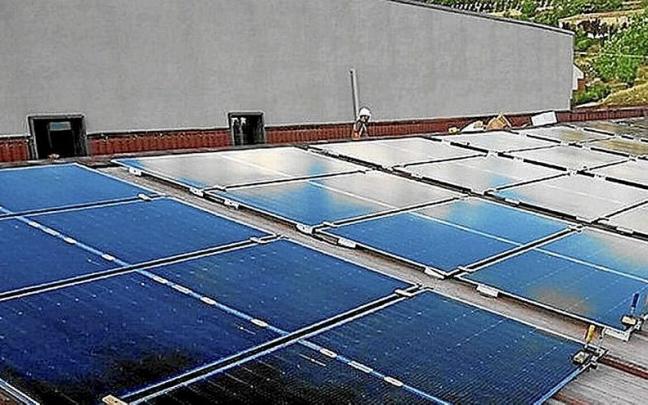 Placas solares instaladas en un tejado. | FOTO: P.J.P. Placas solares instaladas en un tejado. | FOTO: P.J.P.