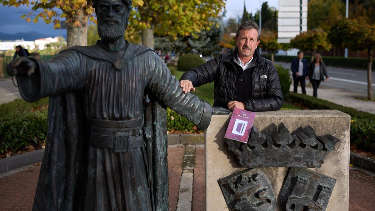 Ordoki, con su nuevo libro, junto a la estatua de Sancho el Mayor.