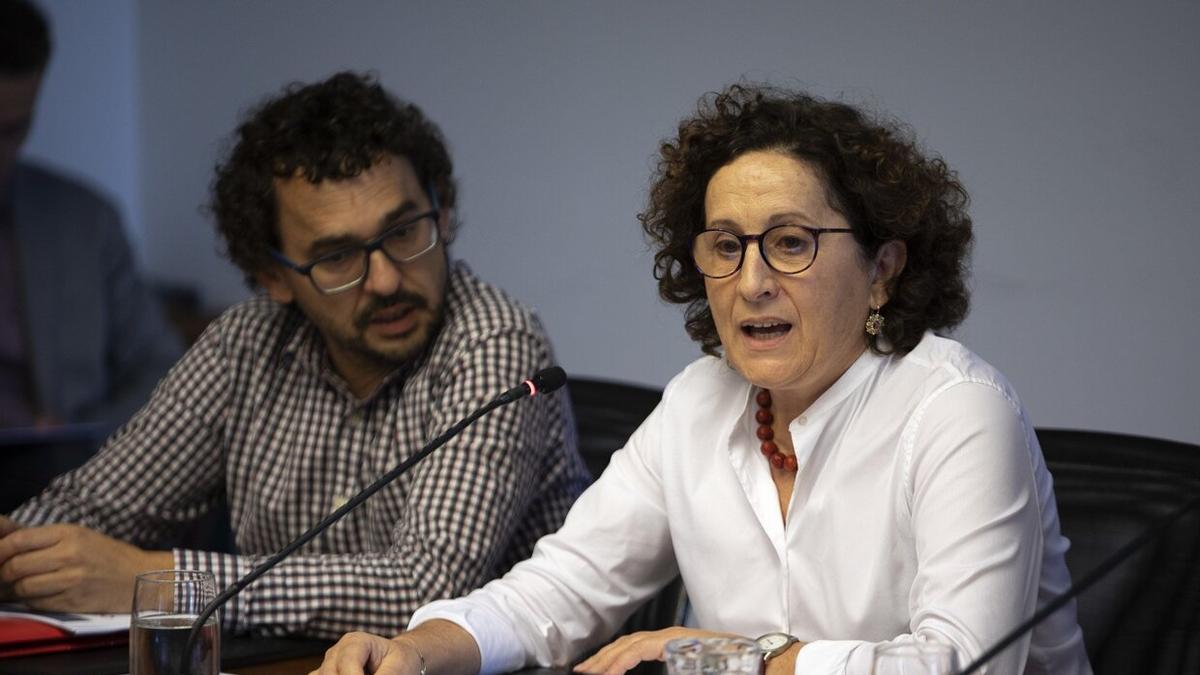 Txema Mauleón, con la consejera de Derechos Sociales, Carmen Maeztu, en una imagen de archivo