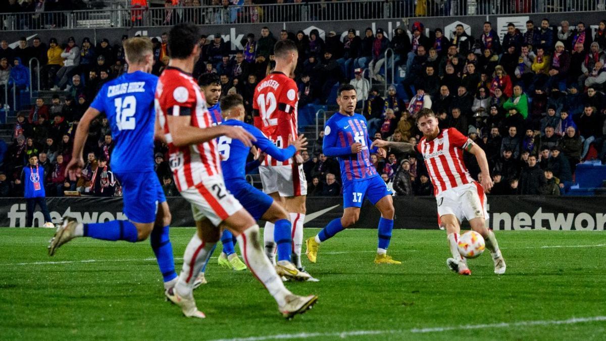 Instante en el que Muniain dispara a portería para cerrar la goleada al Eldense.