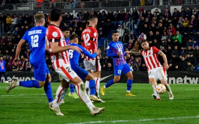 Instante en el que Muniain dispara a portería para cerrar la goleada al Eldense. Instante en el que Muniain dispara a portería para cerrar la goleada al Eldense.