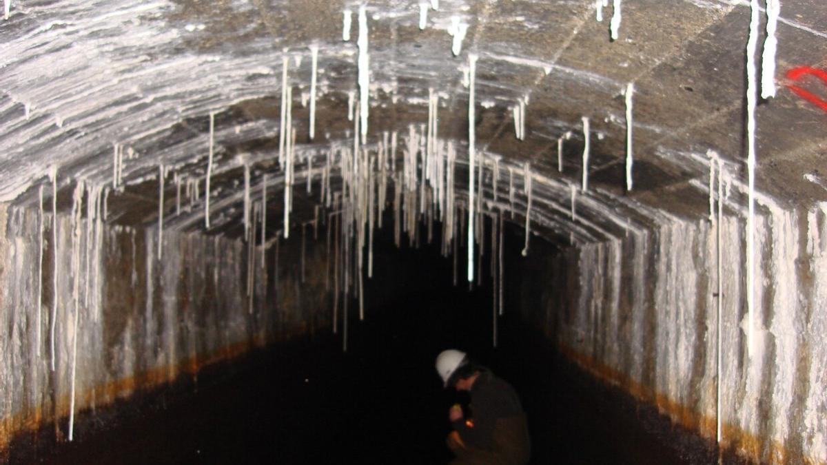 Interior del canal bajo del Añarbe, afectado por grietas y desperfectos que lo ponen en peligro de colapso.