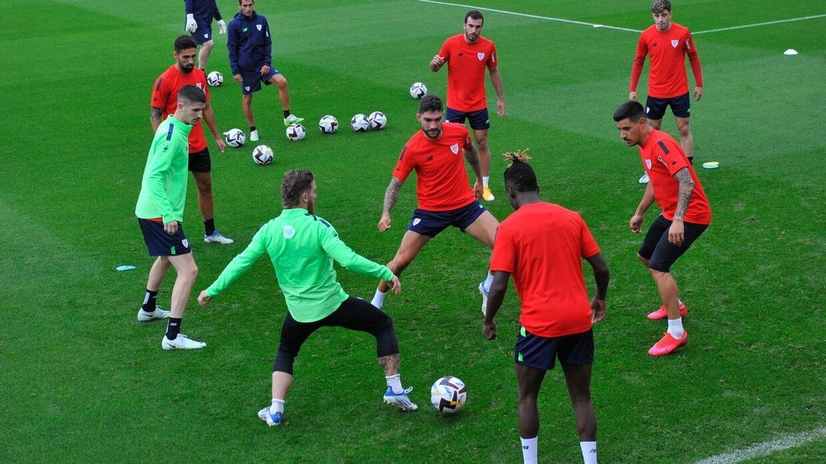 Varios jugadores del Athletic durante un entrenamiento de la pasada semana en Lezama