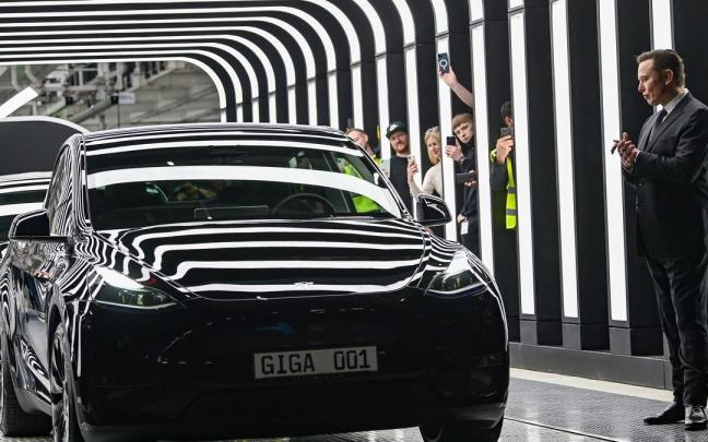 Elon Musk en una de las factorías de Tesla. Elon Musk en una de las factorías de Tesla.