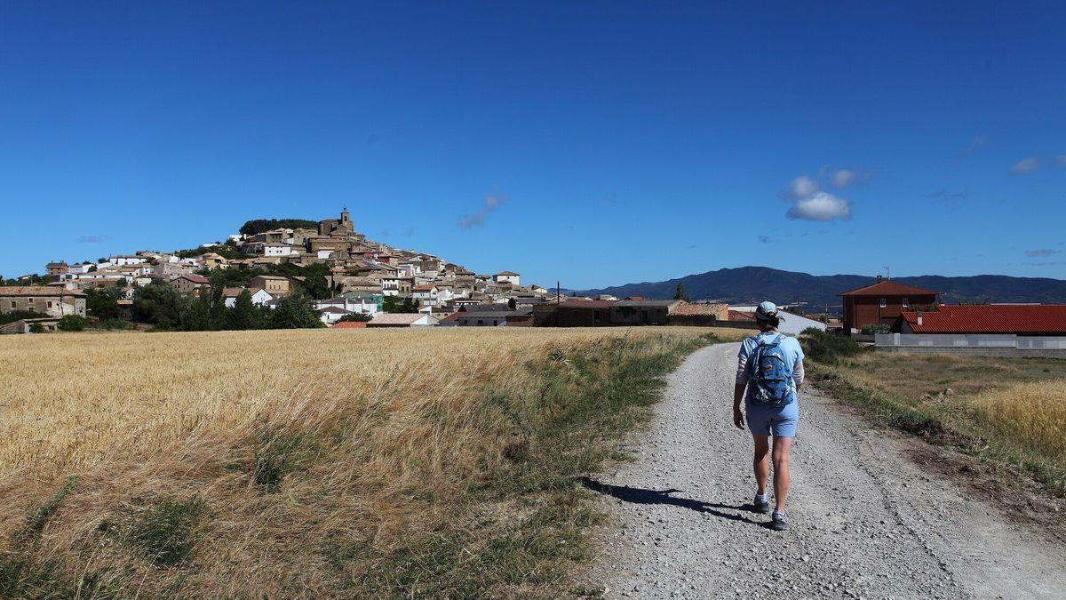 Las casas de Oibar se arremolinan en su colina.