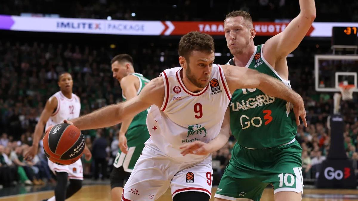 Rolands Smits defiende a Melli, durante el partido ante el Milán