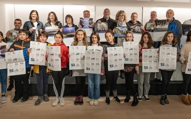 Los premiados en los concursos de fotograf&iacute;a y dibujo con las autoridades en la presentaci&oacute;n.
