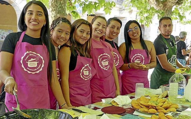 Este grupo de Colombia que vive en Altsasu preparó deliciosas empanadillas de carne desmechada que se acompañaban con guacamole y salsa de ají.