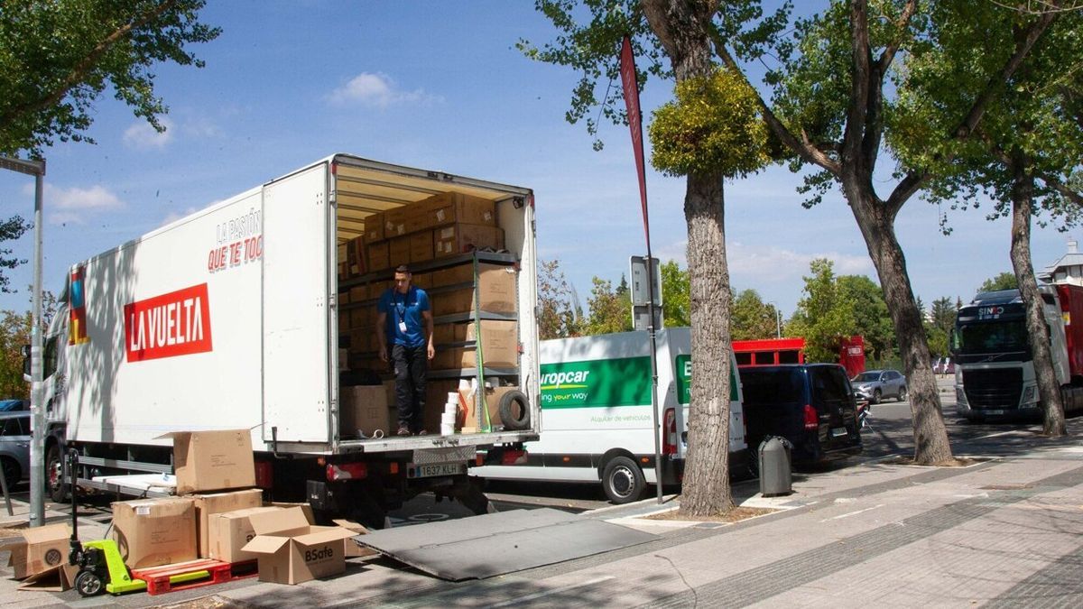 Vehículos de organización de La Vuelta en el parking de Mendizorroza