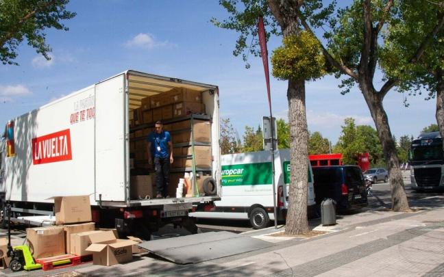 Veh&iacute;culos de organizaci&oacute;n de La Vuelta en el parking de Mendizorroza