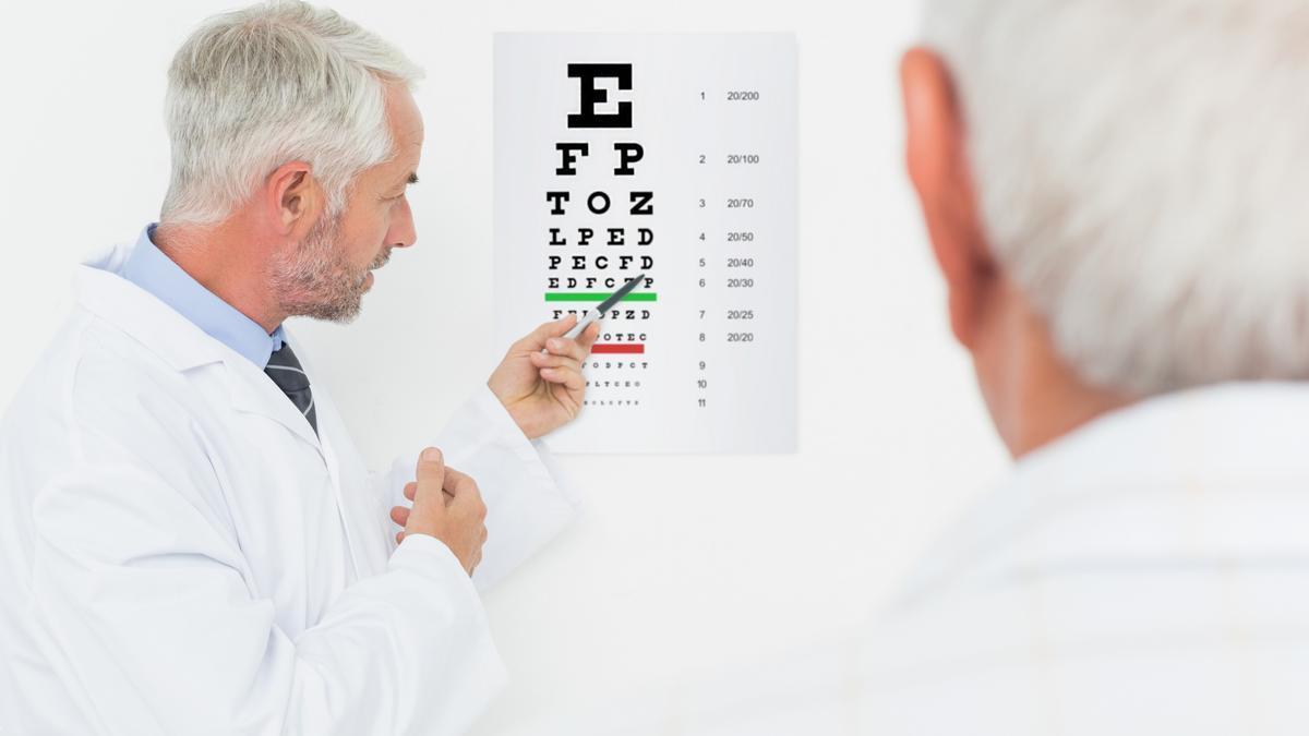 Revisión de la vista en un reconocimiento médico.