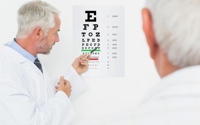 Revisión de la vista en un reconocimiento médico. Revisión de la vista en un reconocimiento médico.