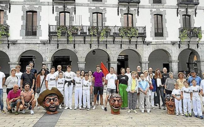 Representantes municipales y de diferentes agentes locales posan durante la presentaci&oacute;n de los saninazios.