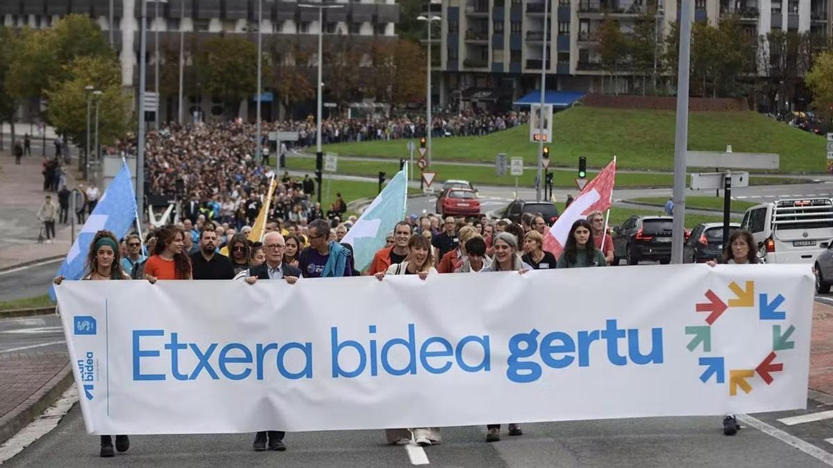 Marcha de Sare por las calles de Donosti, que hoy acoge un festival organizado por la red de apoyo a las familias y los presos de ETA.