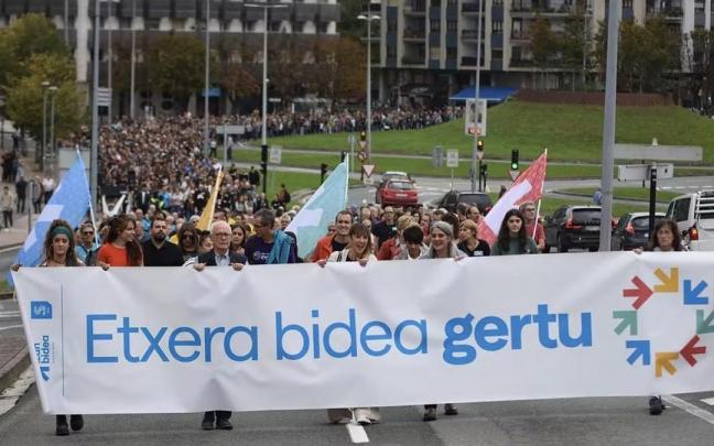 Marcha de Sare por las calles de Donosti, que hoy acoge un festival organizado por la red de apoyo a las familias y los presos de ETA.