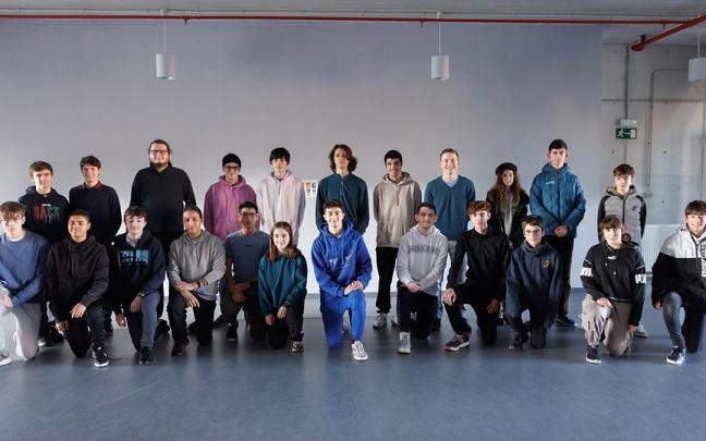 Foto de grupo del alumnado participante en esta competici&oacute;n. En la segunda fila, segundo por la izquierda, el ganador, Aimar Seminario Unzu; en la primera fila, sexta por la izquierda, la segunda clasificada, Naia Ongay Zaratiegui.