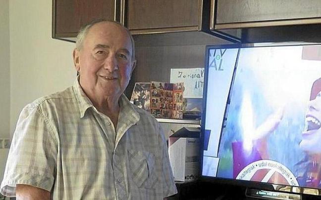 Asensio Agirrezabal, junto al televisor que preside el salón de su casa.