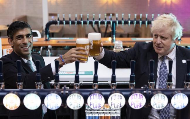 Los conservadores Rishi Sunak y Boris Johnson.