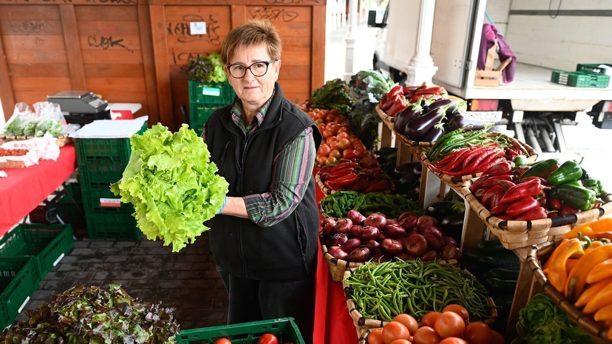Begoña Lumbreras, productora del caserío Momoitio de Berango, vendiendo sus hortalizas en Bilbao