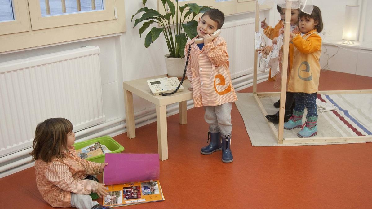 Alumnos de Educación Infantil jugando en clase.