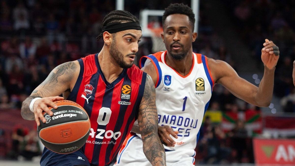 Howard trata de superar la defensa de Beaubois, en el choque entre el Baskonia y el Efes del pasado viernes