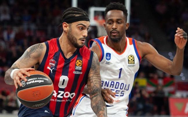 Howard trata de superar la defensa de Beaubois, en el choque entre el Baskonia y el Efes del pasado viernes Howard trata de superar la defensa de Beaubois, en el choque entre el Baskonia y el Efes del pasado viernes