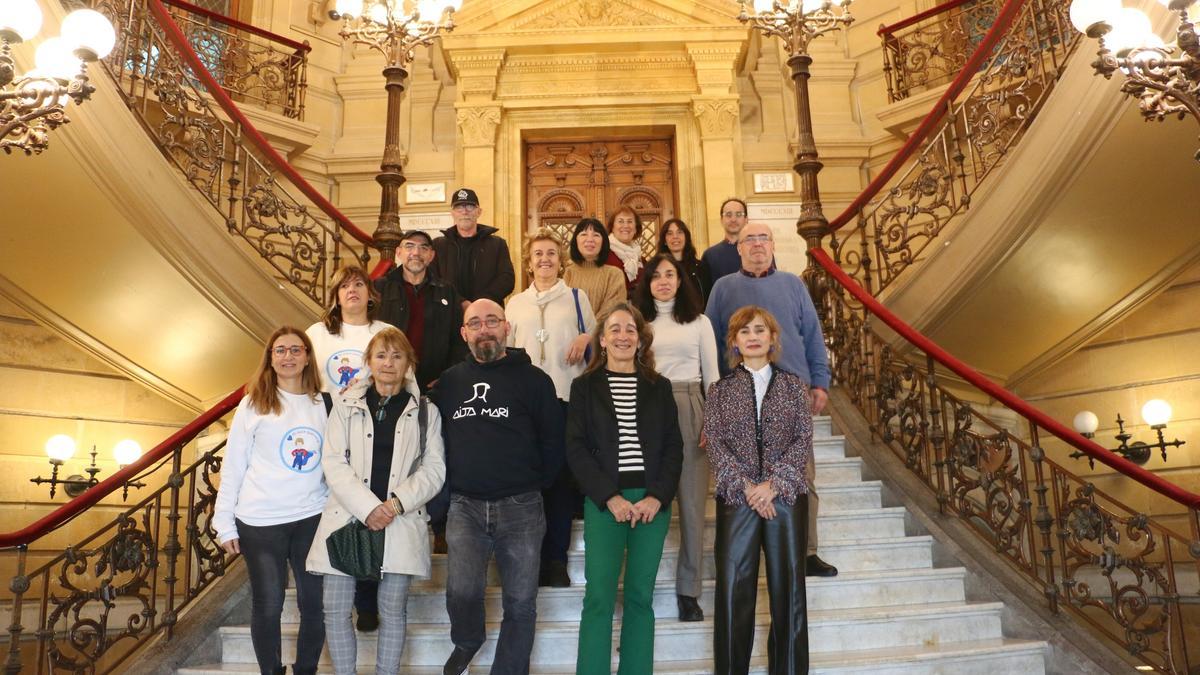 Representantes de las asociaciones solidarias que participan en la Navidad donostiarras con la concejala de Impulso Económico