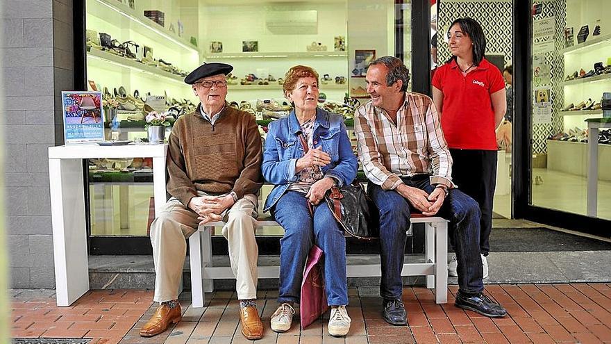 Iniciativa por la que el comercio barakaldarra colocó bancos a la entrada de las tiendas.