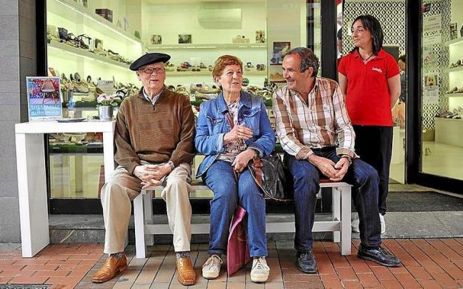 Iniciativa por la que el comercio barakaldarra colocó bancos a la entrada de las tiendas. Iniciativa por la que el comercio barakaldarra colocó bancos a la entrada de las tiendas.