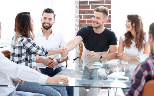 Compa&ntilde;eros de trabajo bromean durante un descanso.