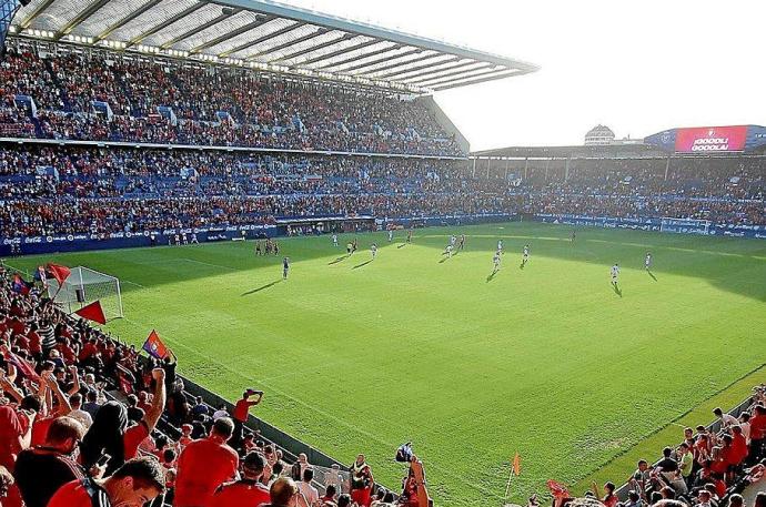 Los aficionados de Osasuna celebran un gol en El Sadar la temporada pasada.