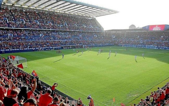 Los aficionados de Osasuna celebran un gol en El Sadar la temporada pasada.