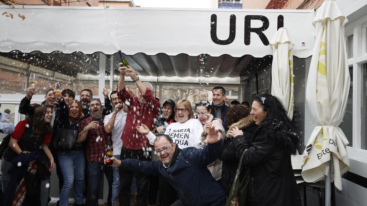 Clientes del bar Uri de Mungia celebran el segundo premio del Sorteo Extraordinario de la Lotería de Navidad.