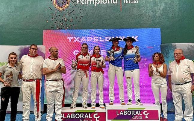 Las finalistas, con representantes de la Federaci&oacute;n Navarra de Pelota y las instituciones. | FOTO: EMAKUME MASTER CUP