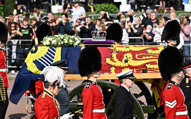 Miles de personas hacen fila en Londres para la capilla ardiente de Isabel II