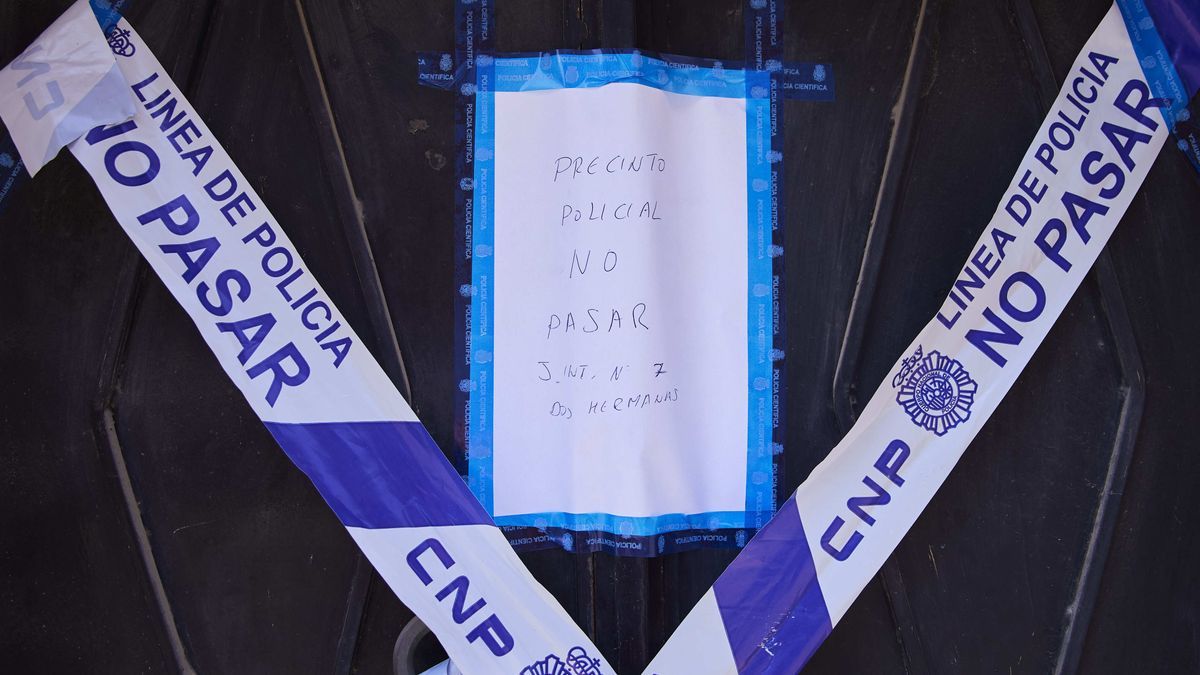 Detalle de la puerta precintada de la vivienda de la calle Fornet Domínguez, de la localidad sevillana de Dos Hermanas.