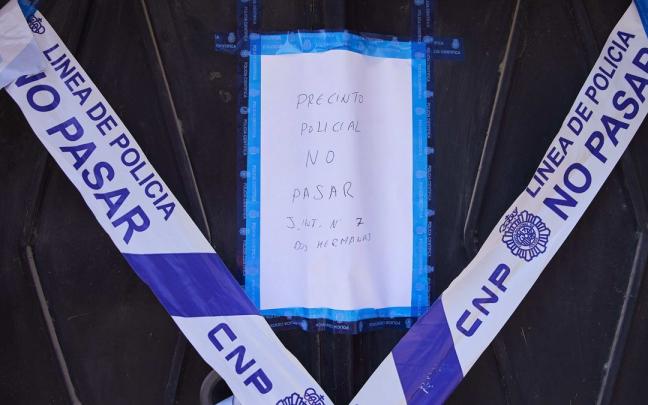 Detalle de la puerta precintada de la vivienda de la calle Fornet Domínguez, de la localidad sevillana de Dos Hermanas.