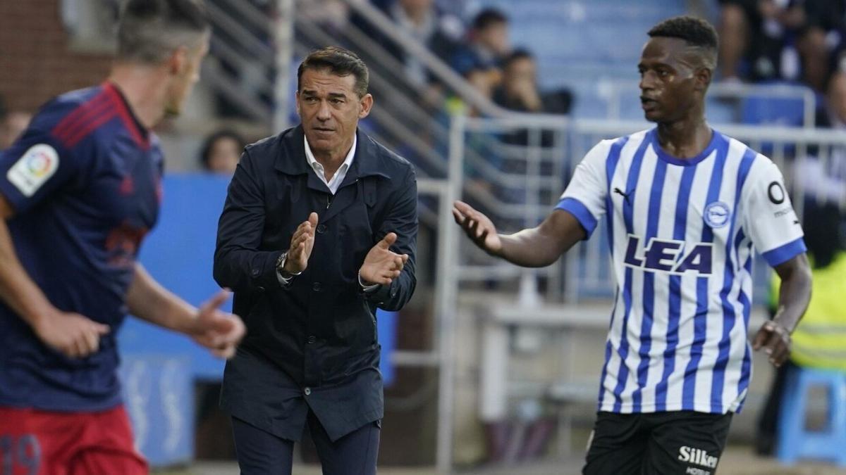 Luis García da instrucciones en un partido de esta temporada