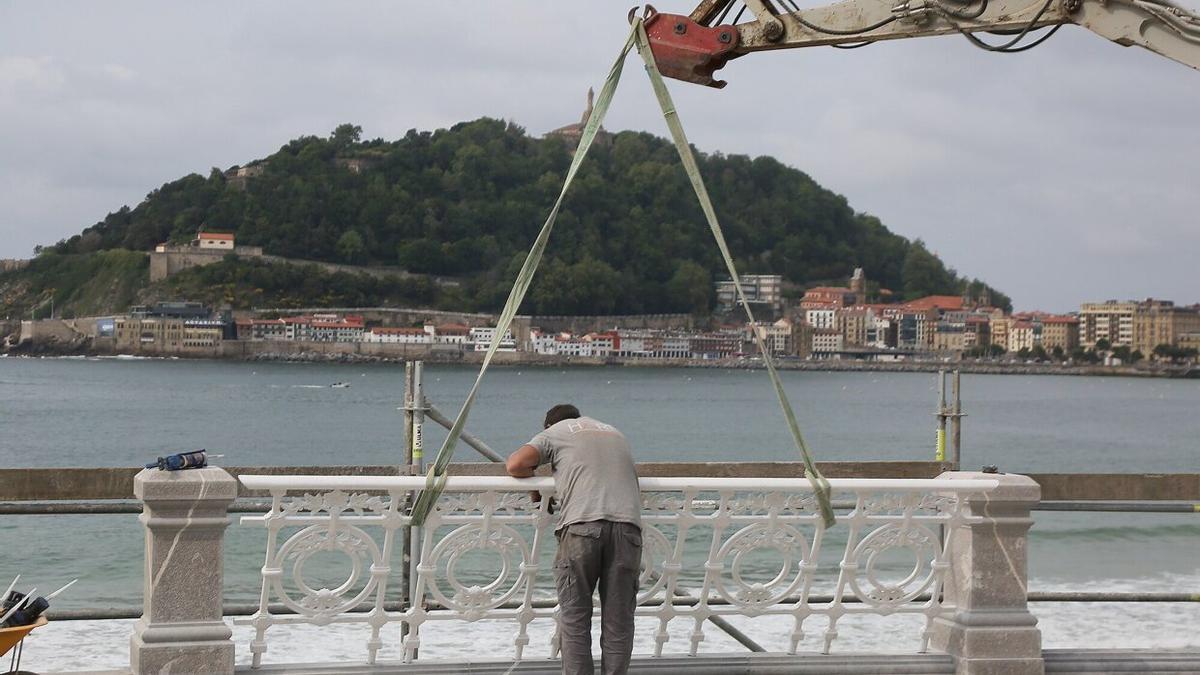 Un operario coloca un tramo de la barandilla del paseo La Concha en la anterior fase de obras.