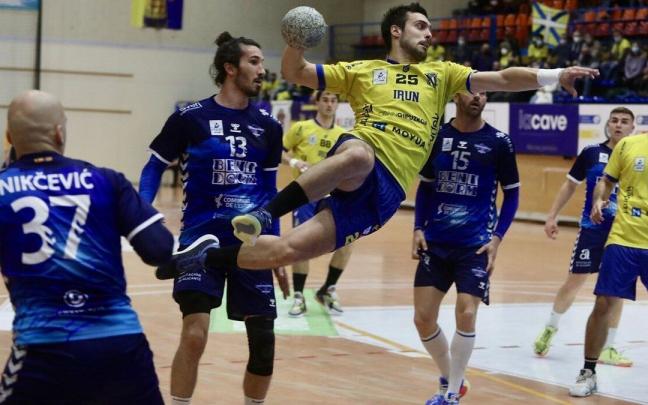 Jon Azkue intenta un lanzamiento a portería en uno de los enfrentamientos del Bidasoa ante el Benidorm de la temporada pasada en Artaleku Jon Azkue intenta un lanzamiento a portería en uno de los enfrentamientos del Bidasoa ante el Benidorm de la temporada pasada en Artaleku